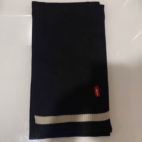 Levi’s Scarf - Picture 1 of 3
